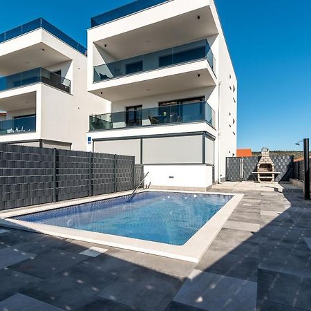 Poolside 2 Bedroom Ap. Mare โตรกีร์ ภายนอก รูปภาพ