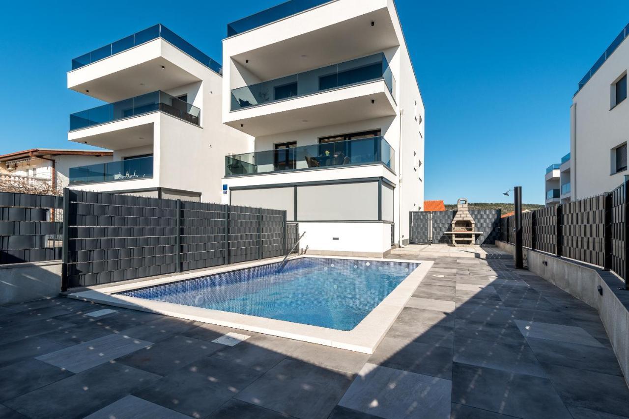 Poolside 2 Bedroom Ap. Mare โตรกีร์ ภายนอก รูปภาพ