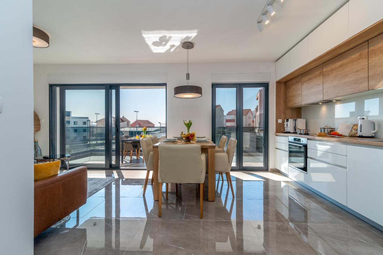 Poolside 2 Bedroom Ap. Mare โตรกีร์ ภายนอก รูปภาพ