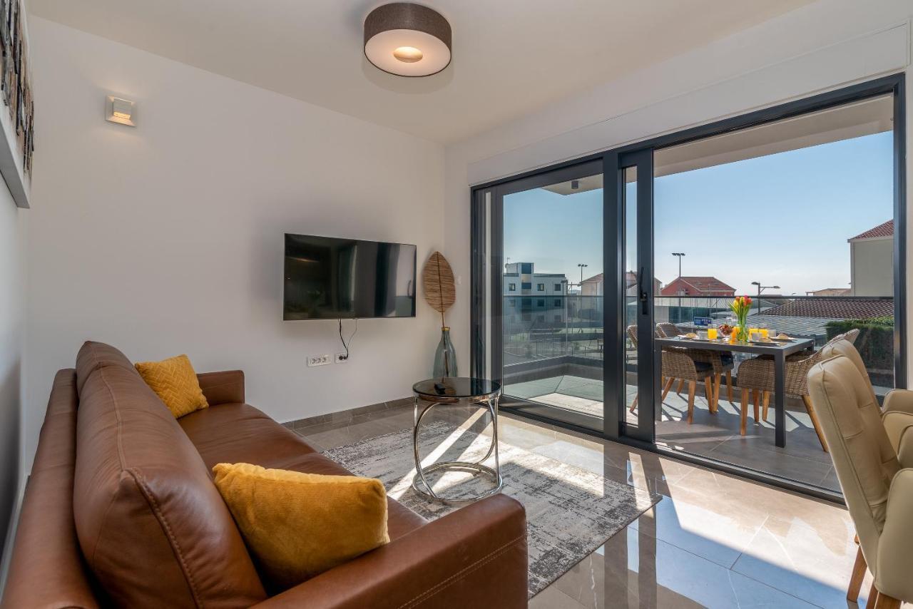 Poolside 2 Bedroom Ap. Mare โตรกีร์ ภายนอก รูปภาพ