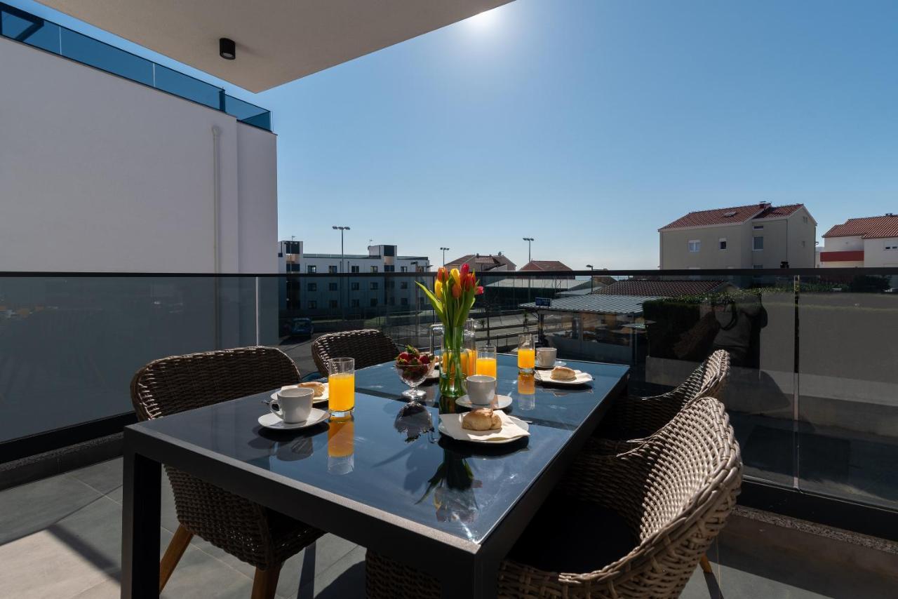 Poolside 2 Bedroom Ap. Mare โตรกีร์ ภายนอก รูปภาพ