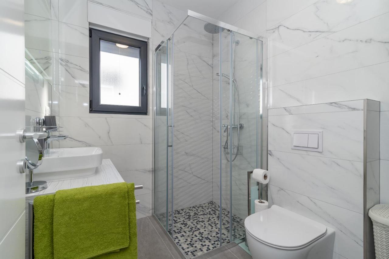 Poolside 2 Bedroom Ap. Mare โตรกีร์ ภายนอก รูปภาพ
