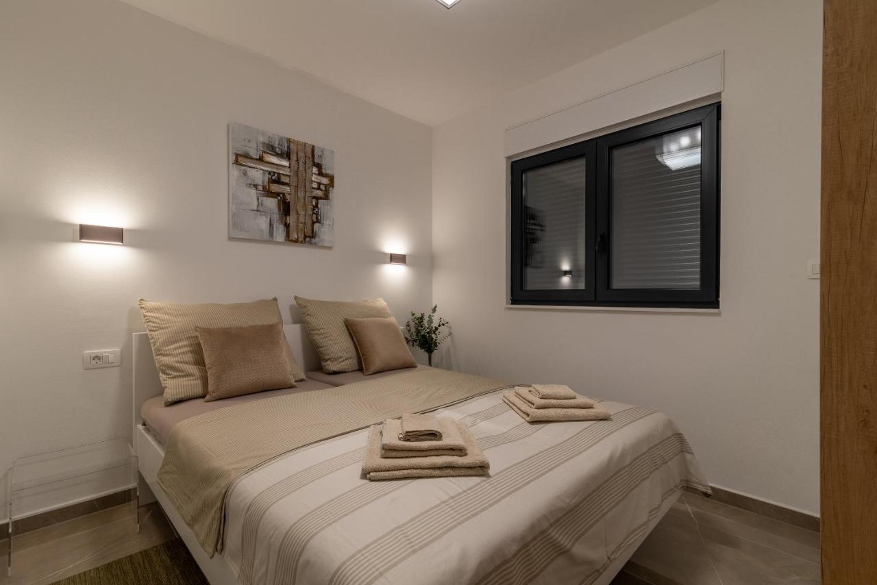 Poolside 2 Bedroom Ap. Mare โตรกีร์ ภายนอก รูปภาพ