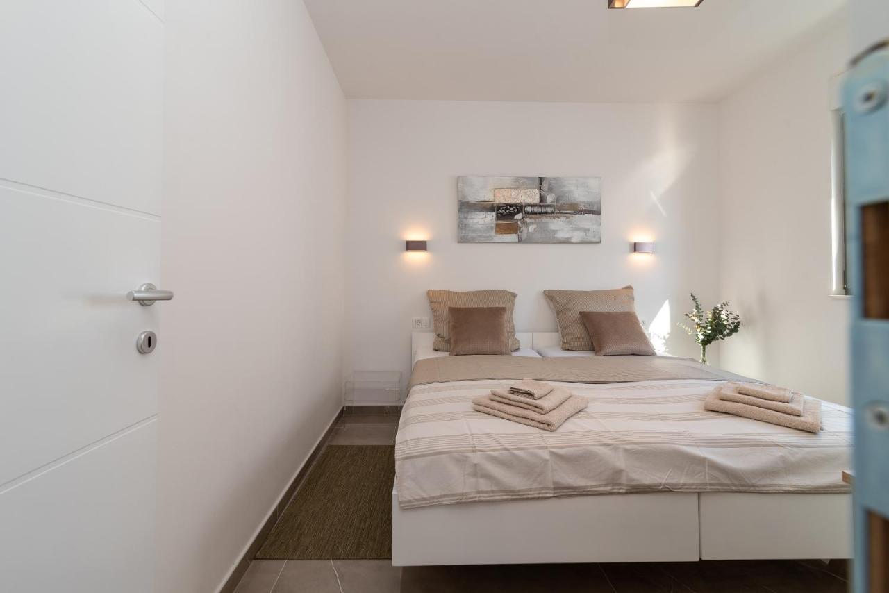 Poolside 2 Bedroom Ap. Mare โตรกีร์ ภายนอก รูปภาพ