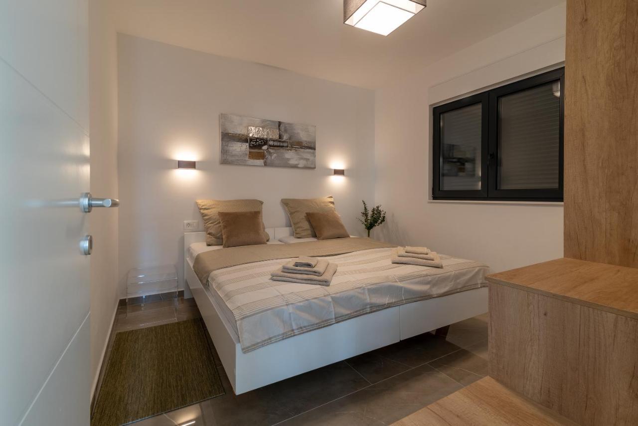 Poolside 2 Bedroom Ap. Mare โตรกีร์ ภายนอก รูปภาพ