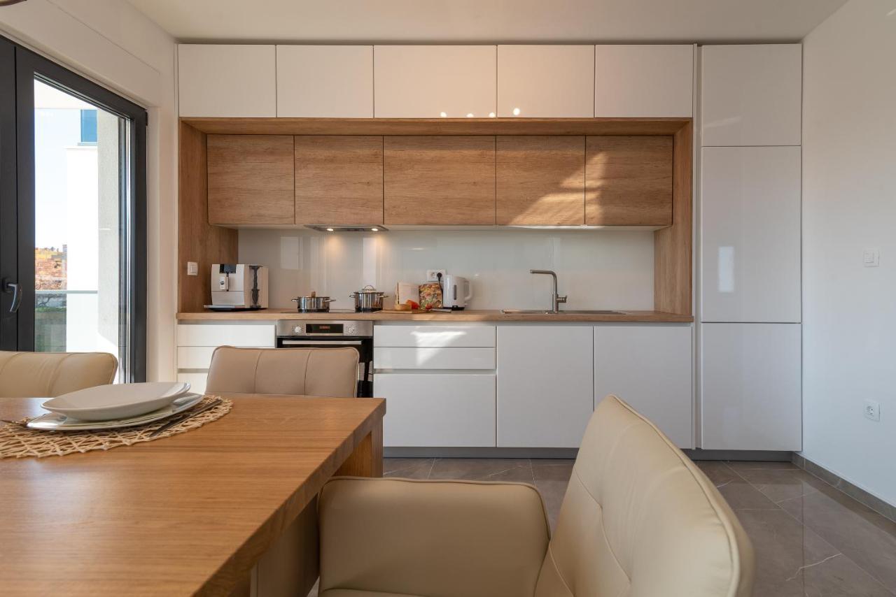 Poolside 2 Bedroom Ap. Mare โตรกีร์ ภายนอก รูปภาพ