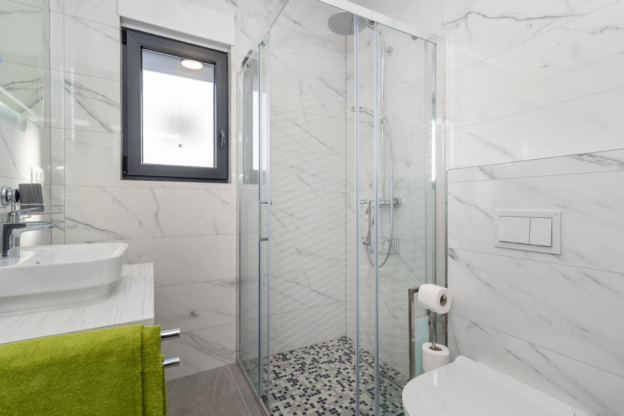 Poolside 2 Bedroom Ap. Mare โตรกีร์ ภายนอก รูปภาพ