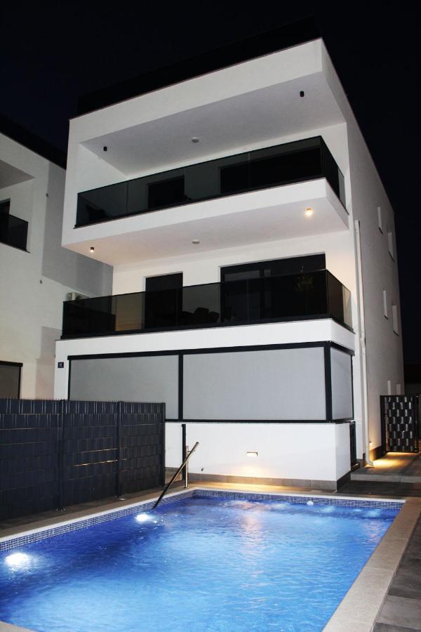 Poolside 2 Bedroom Ap. Mare โตรกีร์ ภายนอก รูปภาพ