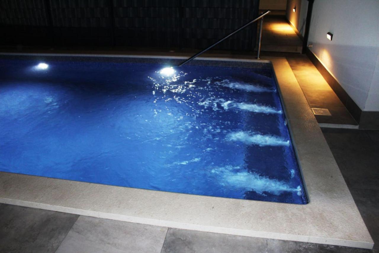 Poolside 2 Bedroom Ap. Mare โตรกีร์ ภายนอก รูปภาพ
